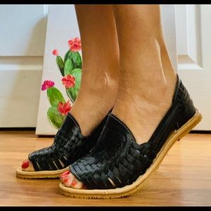🚨Size 5 Black open toe huarache sandal